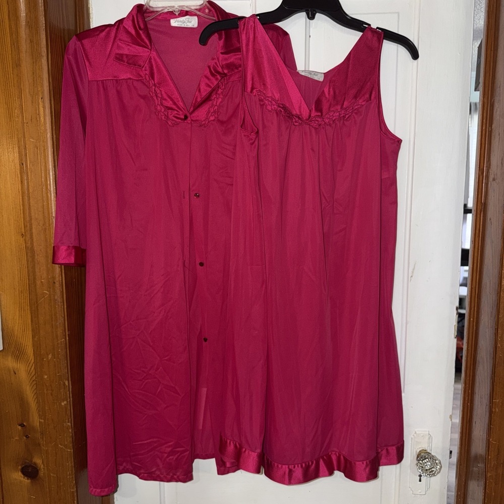 Vanity Fair - Sleeveless Raspberry Nylon Nightgown And Matching Robe Size Small